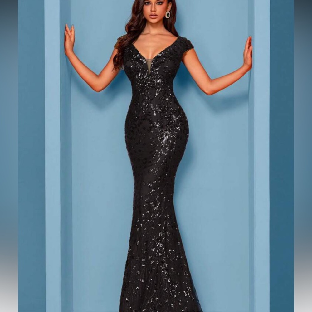 Elegant Black Sequin Evening Gown - Picture 5 of 6